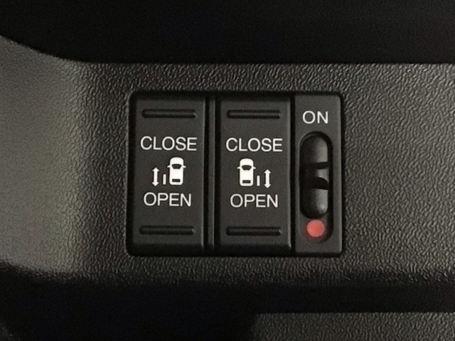 【両側パワースライドドア】両側がパワースライドドアになっており、運転席のスイッチやスマートキーでも開閉が可能です！開口部も広いので乗り降りも楽々♪