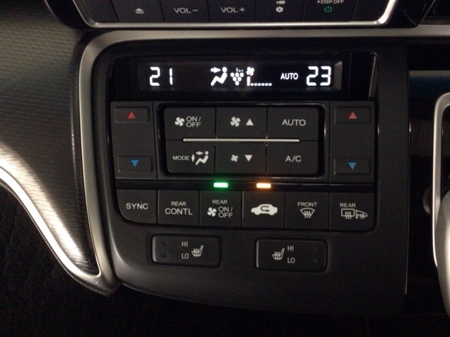 【左右独立オートエアコン】左右席で独立温度コントロールが可能です。運転席はキンキンに冷やして助手席はマイルドにと言った設定が可能です☆暑さ寒さでケンカすることもなくなりますね♪