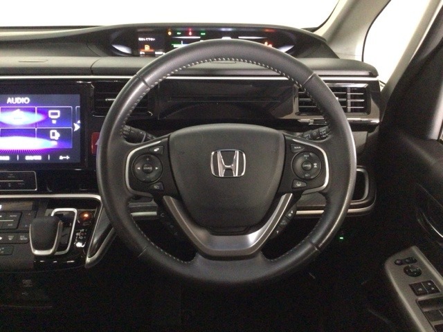 【ハンドル】運転にかかわる様々な操作を安全に行えるように視点移動が少なく操作性に配慮されたスイッチ類が凝縮されたコックピットです。
