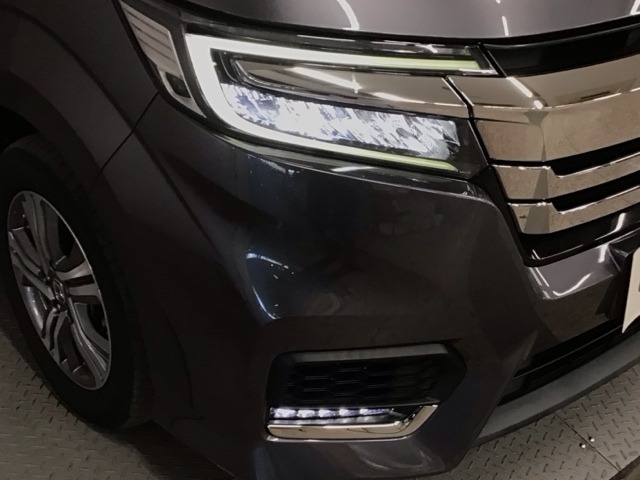 【LEDヘッドライト】ディスチャージヘッドライト（HID）と同等の明るさで、夜道や雨天走行が明るく視界良好！！　フォグライトも装備で、安心感さらにUPです♪安心ドライブを楽しんで下さい♪