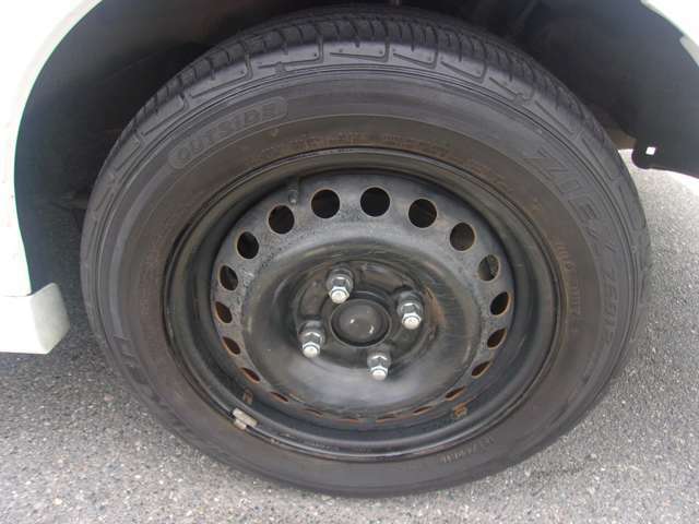 リヤのタイヤです。フロント同様、タイヤは4本共に残り溝も有り、まだまだご使用して頂けます！