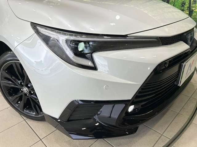 【LEDヘッドライト】悪天候や夜間走行時も良好な視界を確保し安心して運転できる高輝度LEDヘッドライトを装備！点灯速度が早く、消費電力も抑えられています。
