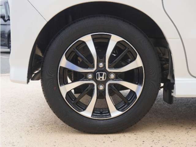アルミホイール装着車です！これで足元まわりもおしゃれにきまります！