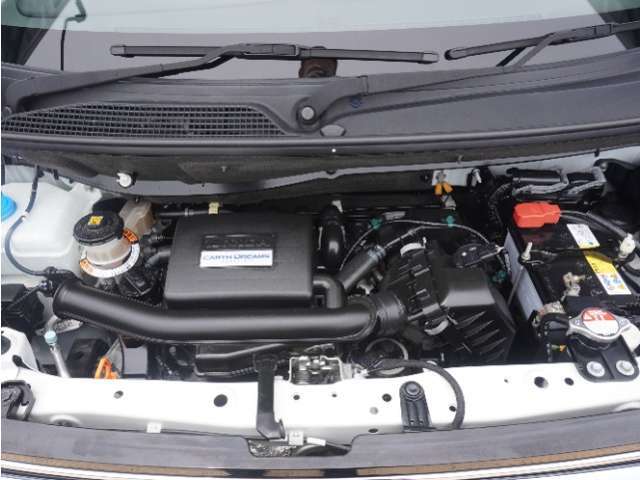 エンジンは車の心臓部分です。このエンジンルームが汚いとトラブルの基になります。当店は専用の液剤を使って徹底的に綺麗にします。