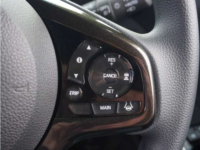 【アダプティブクルーズコントロール】予め設定した車速内でクルマが自動的に加減速。前走車との適切な車間距離を維持しながら追従走行します。【LKAS】車線維持支援システムでステアリング操作を支援。