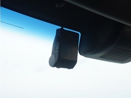 ◆ドライブレコーダー◆映像・音声などを記録する自動車用の装置です。　もしもの事故の際の記録はもちろん、旅行の際の思い出としてドライブの映像を楽しむことができます。