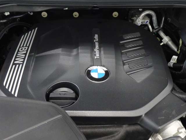 当社はサービス工場併設でございます。点検車検はもちろんお車へのアドバイスもサービススタッフがさせて頂いております。BMWマイスターも在籍しており、もしもの時も迅速に対応出来る様に心がけております。