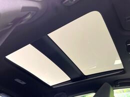 【調光パノラマルーフ】車内の解放感が一気に上がる大型パノラマルーフに調光機能がプラス！日差しが強い時、シェードを閉めなくてもガラスの透明度を調整することで心地よい明るさに♪