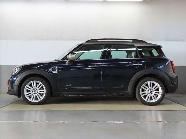 サイドビューは安全性が確保されており、同時に走行性能の高さが裏付けされている設計になっております。