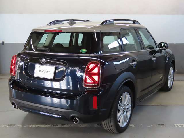 後部はデザイン性の他、運転席からの見切りの良さが確保されており運転のし易さがご実感頂けます。