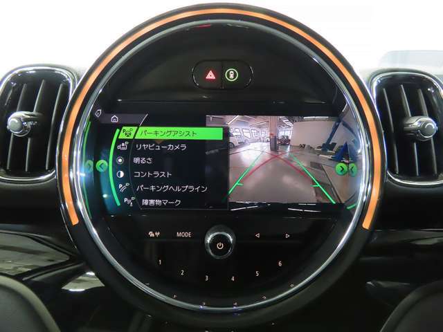 バックカメラの映像は鮮明です。前後の障害物センサーは音と画面上のグラフィックで確認できます。縦列駐車のサポート機能付き