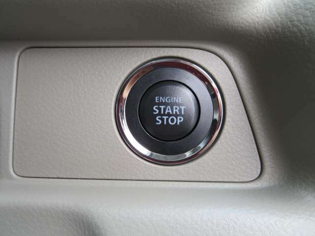 キーレスプッシュスタートシステムを標準装備！！ボタンを押せばエンジン掛かります！！リクエストスイッチ付きなのでボタン一つでドアの開閉出来ます！！