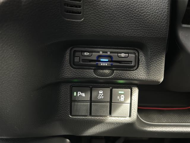 【ETC】有料道路を利用する際に料金所で停止することなく通過できる、ETC車載器（ノンストップ自動料金収受システム機器）が装備されています。セットアップを行うことで利用可能になります。