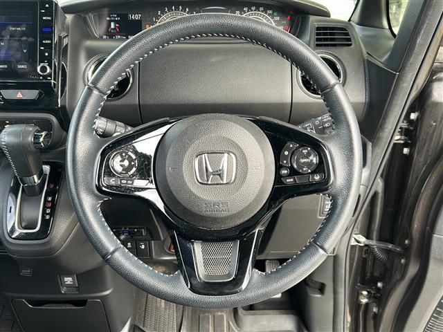 【ステアリング】軽い力で扱いやすいハンドルです。目立つ傷やスレなどなく綺麗な状態です！除菌プランいれていただくとさらに快適に！清潔なお車はお子様にも安心ですね！