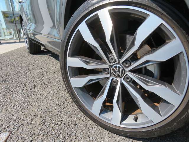 19インチ純正アルミホイールです。タイヤサイズは225/40R19です