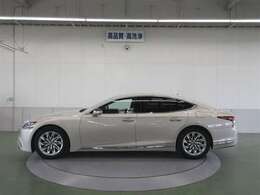 フロントミドシップのプラットフォームをベースとし、ホイールベースをLCの2840mmから255mm伸ばして3125mmにまで拡大している。