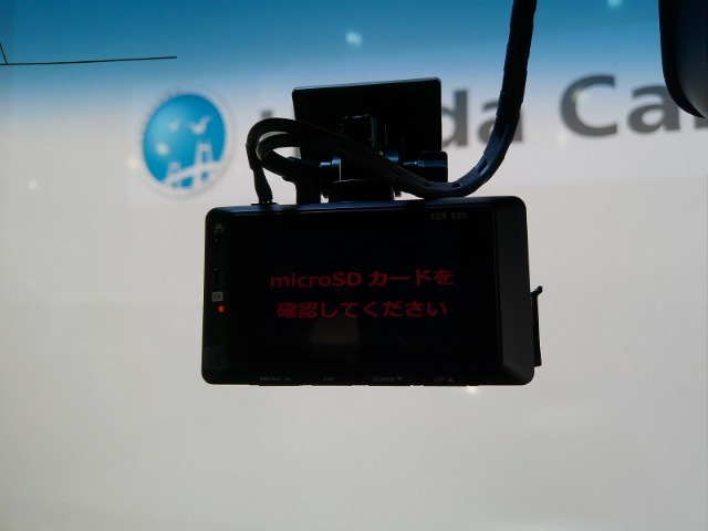 万が一の事故はもちろん快適で安全なドライブの必需品のドライブレコーダーが付いています。社外品のため保証対象外になります。