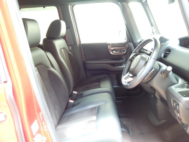 フロントベンチシートだから運転席助手席足元もゆったり広々快適です。助手席への移動も楽々です。