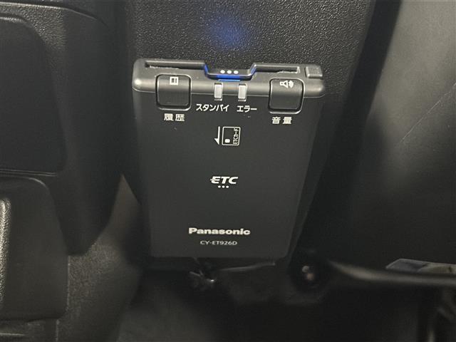 【ETC】有料道路を利用する際に料金所で停止することなく通過できる、ETC車載器（ノンストップ自動料金収受システム機器）が装備されています。セットアップを行うことで利用可能になります。