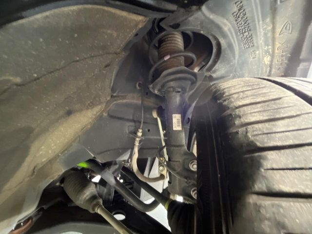 お車を安心してお乗りいただく為には、足回りの定期点検が欠かせません。サービスサポート（有償保証）では無料点検もご提供しており、安心のカーライフをお過ごしいただけるサポート体制が整っています。