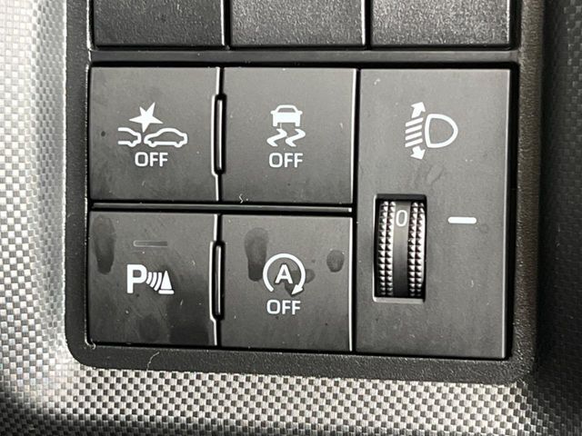 【アイドリングストップ】赤信号や渋滞で停車した際にエンジンを停止し、無駄な燃料の消費を抑えます。燃費向上や環境保護につなげる機能♪エンジンはブレーキを離せば再始動します。