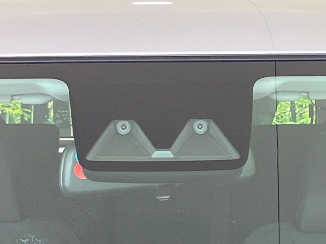 【スマートアシスト】走行中に前方の車両等を認識し、衝突しそうな時は警報とブレーキで衝突回避と被害軽減をアシスト。より安全にドライブをお楽しみいただけます。