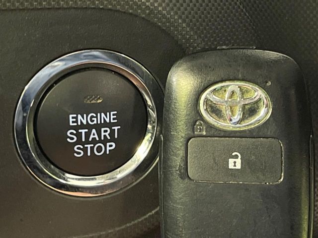 【キーフリーシステム】カバンやポケットに入れたままでもドアの施錠・解錠が可能なスマートキーを装備。エンジンのオン・オフ時もカギを取り出す必要が無いからとっても便利です♪