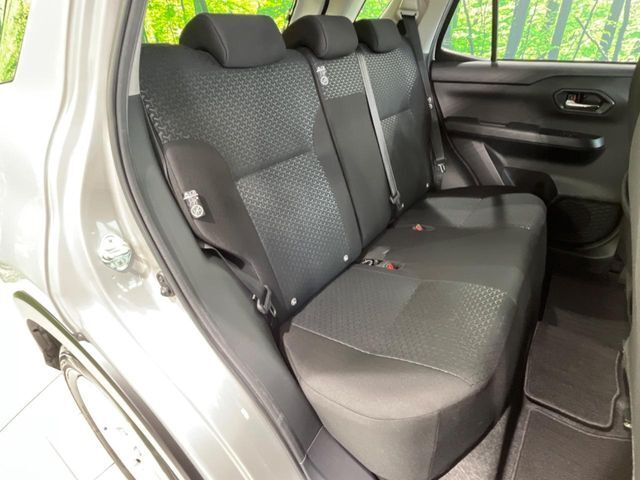 後部座席も気になるようなキズ・汚れやへたり等、大きなダメージはなく、良好な状態です。