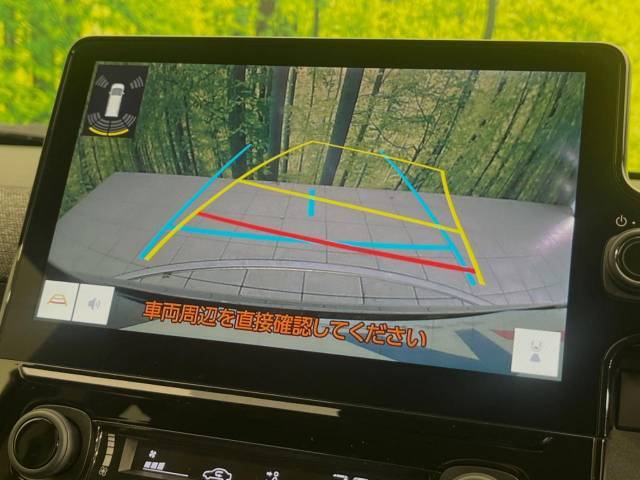 【バックカメラ】駐車時に後方がリアルタイム映像で確認できます。大型商業施設や立体駐車場での駐車時や、夜間のバック時に大活躍！運転スキルに関わらず、今や必須となった装備のひとつです！