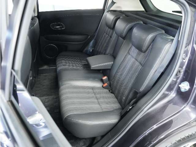 家族やご友人とBBQに行くとき、楽しさは道中の車内から始まっています！このベンチシートに座って、みんなで和気あいあい盛り上がりましょう！