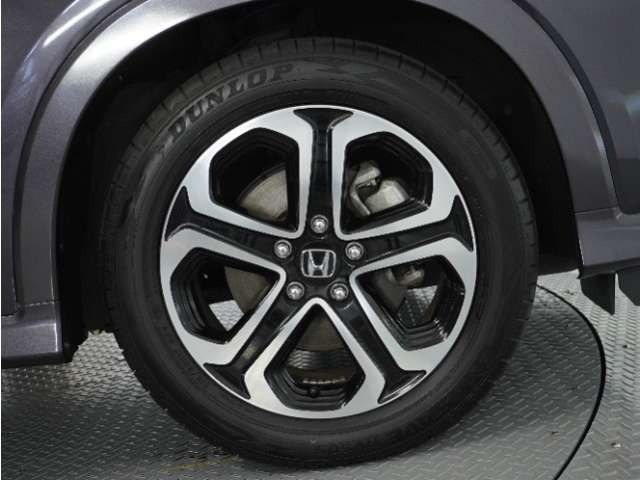 アルミホイール装着車です！これで足元まわりもおしゃれにきまります！