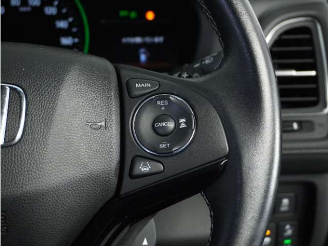 【アダプティブクルーズコントロール】予め設定した車速内でクルマが自動的に加減速。前走車との適切な車間距離を維持しながら追従走行します。【LKAS】車線維持支援システムでステアリング操作を支援。