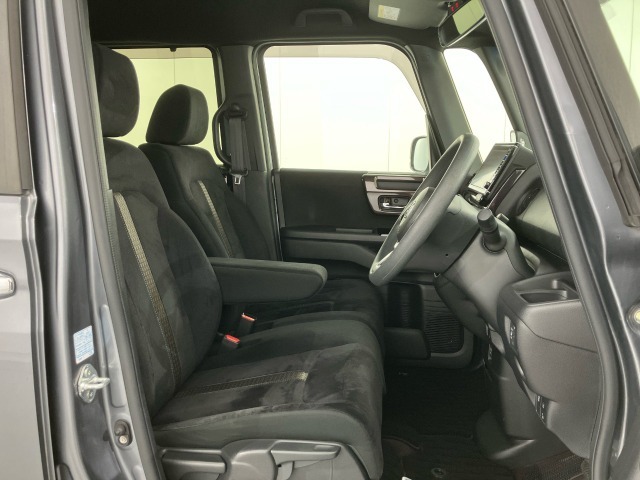 長時間運転しても疲れにくい素材にこだわったフロントシート！