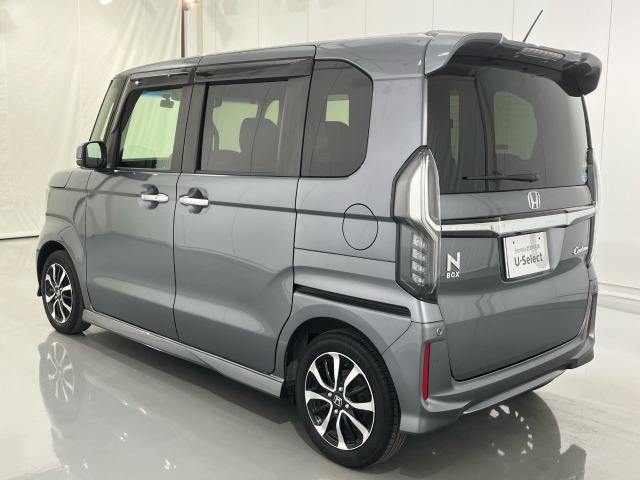 後部座席はプライバシーガラスです。断熱効果があるので、日光による車内温度の上昇を防いでくれます。