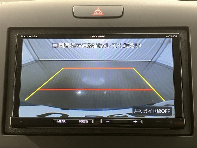 【バックカメラ】ギアをリバースに入れれば自動的にモニターが切り換わるので、車庫入れや後退確認がラクラク OK！