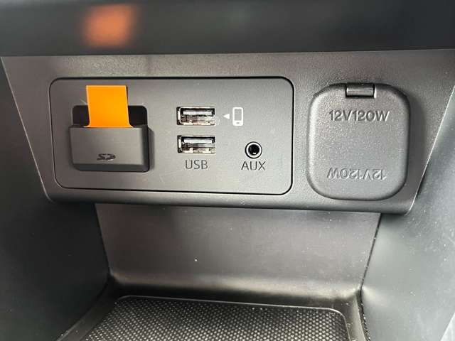 USBポートとパワーアウトレットも付いています。