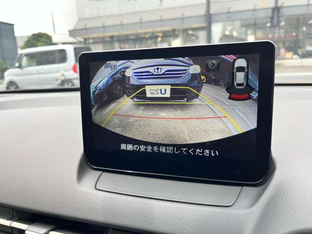 ガイドライン機能付きのリアカメラが装備されておりますので、後退時にとても便利です。