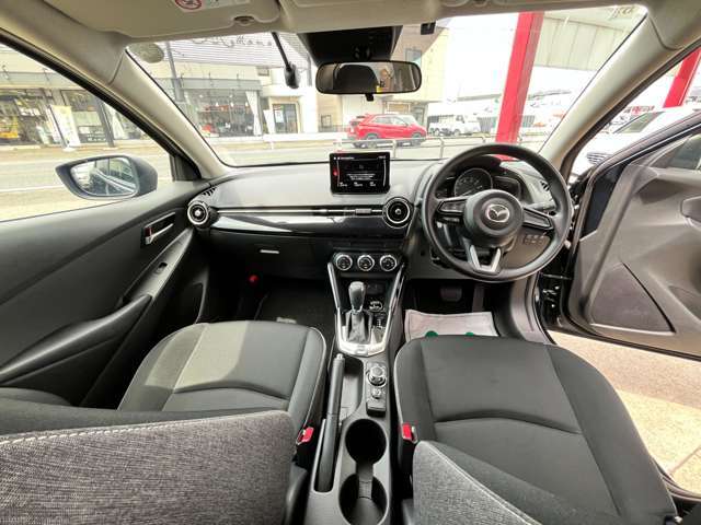 インパネ廻りの写真です。フロアーATですので、運転がしやすいです。純正ディスプレイオーディオ付きですので、ドライブやご旅行にとても便利です。