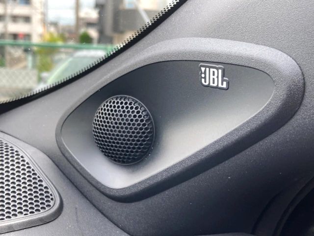 【JBLサウンドシステム】メーカーオプションの高品位サウンドシステムを搭載。専用のチューニングが施された大小様々なスピーカーから良質なサウンドが奏でられ、臨場感あふれる音響空間を演出します。