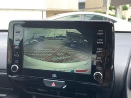 【バックカメラ】駐車時に後方がリアルタイム映像で確認できます。大型商業施設や立体駐車場での駐車時や、夜間のバック時に大活躍！運転スキルに関わらず、今や必須となった装備のひとつです！