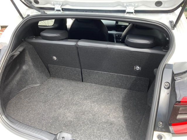 普段のお買い物や通勤、送迎等に十分な荷室スペースを確保しております。セカンドシートを倒すと、大きな荷物の積載も可能です♪