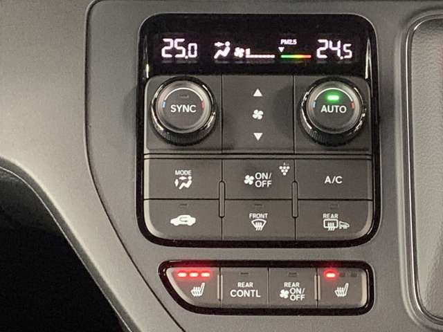 より快適にドライブを過ごして頂ける様に簡単に調整ができるオートエアコンを装備しております！ワンタッチですのでどなたでも簡単に操作できます！室内はこれでいつでも快適に保たれます。