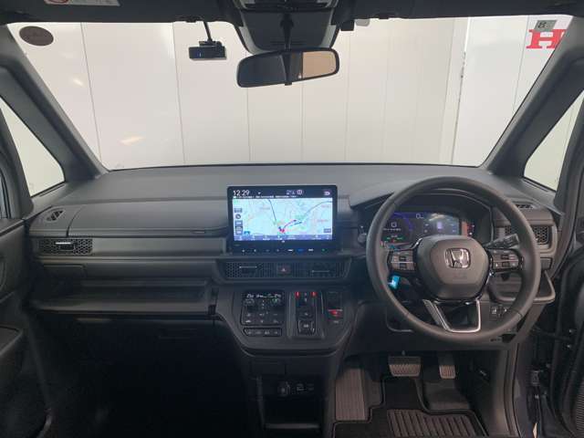 見通しの良い運転席回りとなっておりますので安心して運転をして頂けます！窓が大きいので明るく開放的な室内です