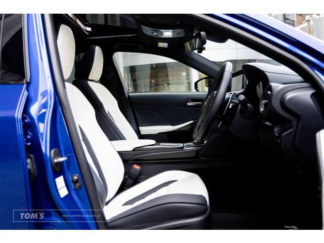 2025年1月の一部改良でブラック/ホワイト/フレアレッドの3色の本革シートがメーカーオプションとして新たに設定されました。この車両はホワイトの本革シートが選択されております。