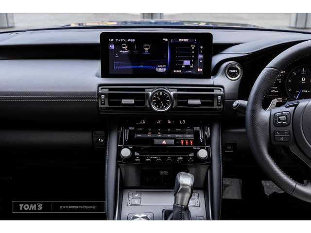 NAVI-AI-AVS/パノラミックビューモニター/2025年1月一部改良でブラック/ホワイト/フレアレッドの3色の本革シートがメーカーオプション設定されました。この車両はホワイトの本革シートが選択されております。