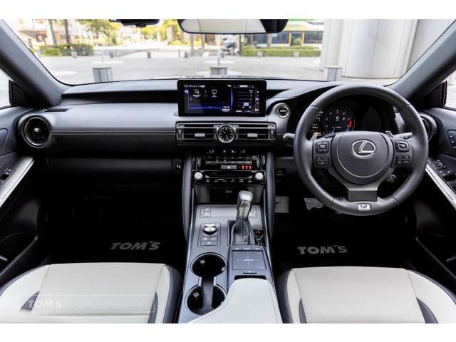 NAVI-AI-AVS/パノラミックビューモニター/2025年1月一部改良でブラック/ホワイト/フレアレッドの3色の本革シートがメーカーオプション設定されました。この車両はホワイトの本革シートが選択されております。