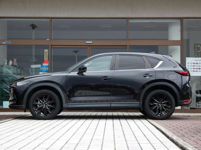 純正アルミで全体的にデザインがまとまっています。車も人も、オシャレはまずは足元からですね。
