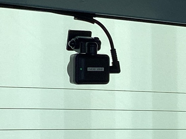 ドライブレコーダー付きです！！映像・音声などを記録する車載装置です。 もしもの事故の際の記録はもちろん、旅行の際の思い出としてドライブの映像を楽しむことができます！！
