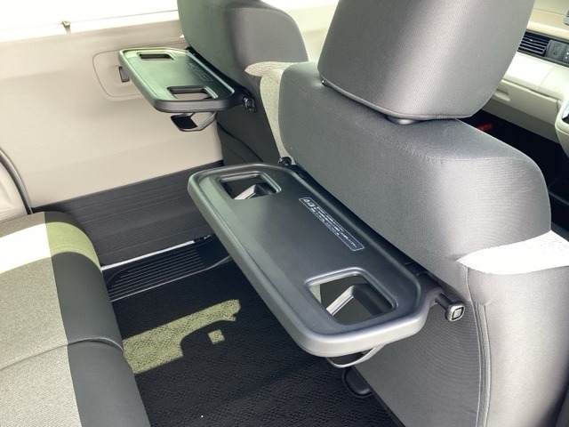 シートバックテーブル付です！！停車時の休憩時に便利ですよ！！