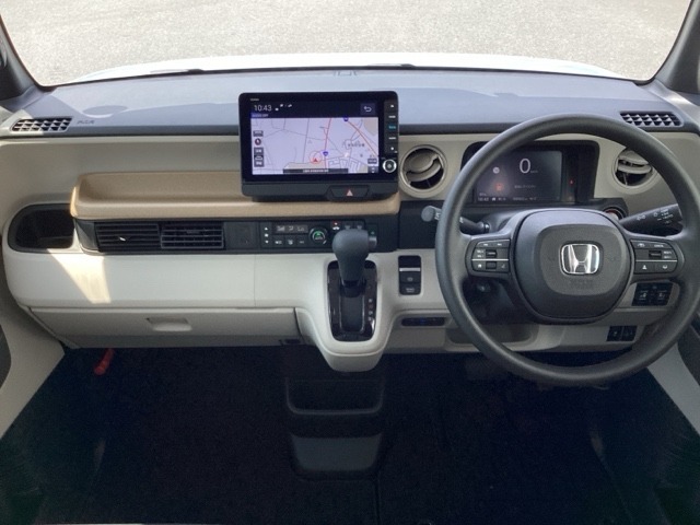 運転席周りです。カップホルダーや小物の収納などは必須ですよね！！使い勝手の良いつくりになっております！！